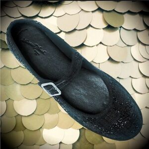 Women's Halston Flats with Memory Foam Insole - Universal
Thread Black 10